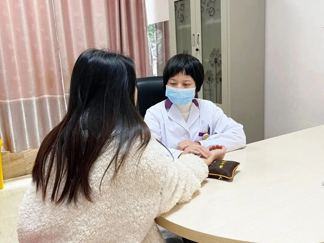 Sản phụ bụng sưng phù sau ca mổ đẻ, bác sĩ lấy ra “vật thể lạ” bị bỏ quên suốt 50 ngày - 2