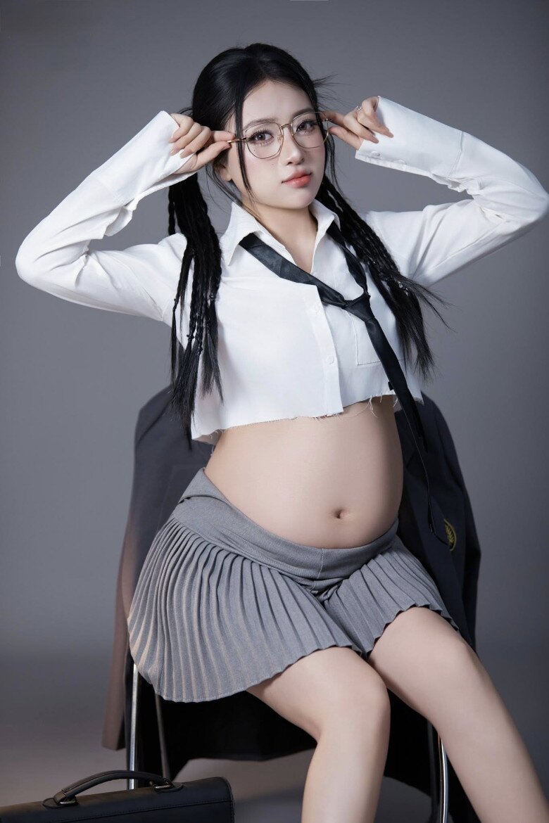 Nhan sắc nhận mưa điểm 10 của Hạ Nhiên trong giai đoạn bầu bí.