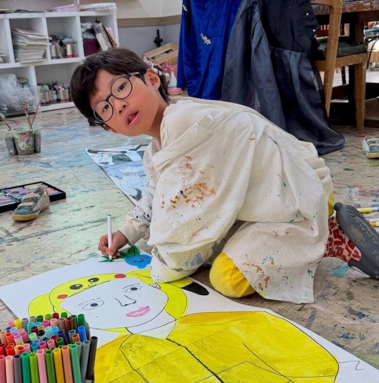 Nhóc tỳ đầu lòng của cô năm nay 7 tuổi, lên chức anh trai, được mẹ cho học trường của giới siêu giàu Hàn Quốc.