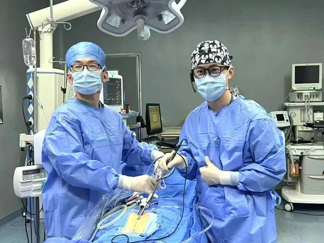 2 bác sĩ phụ trách chữa trị cho chị Lâm.