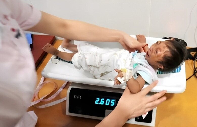 Sinh con gái có gương mặt khác lạ, đoàn xiếc đòi mua với giá 170 triệu, giờ đứa bé lên 14 tuổi đáng yêu và biết đỡ đần mẹ - 2