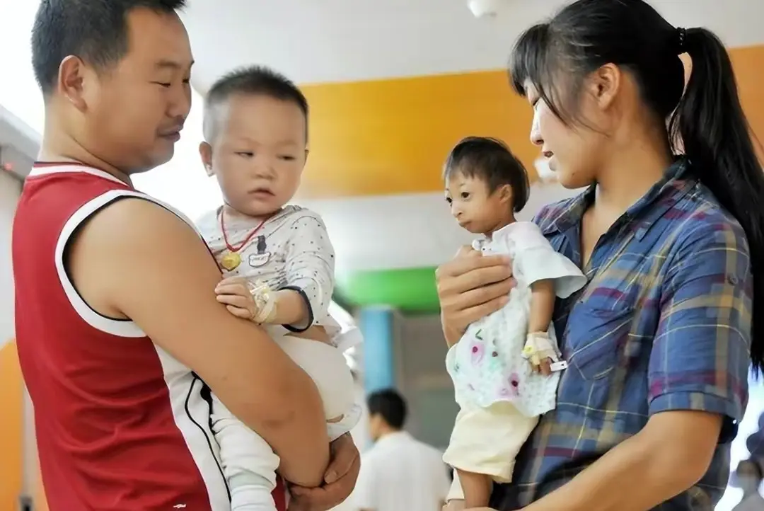 Tiểu Tiểu nay đã lớn, biết phụ giúp mẹ làm việc nhà và rất lễ phép.