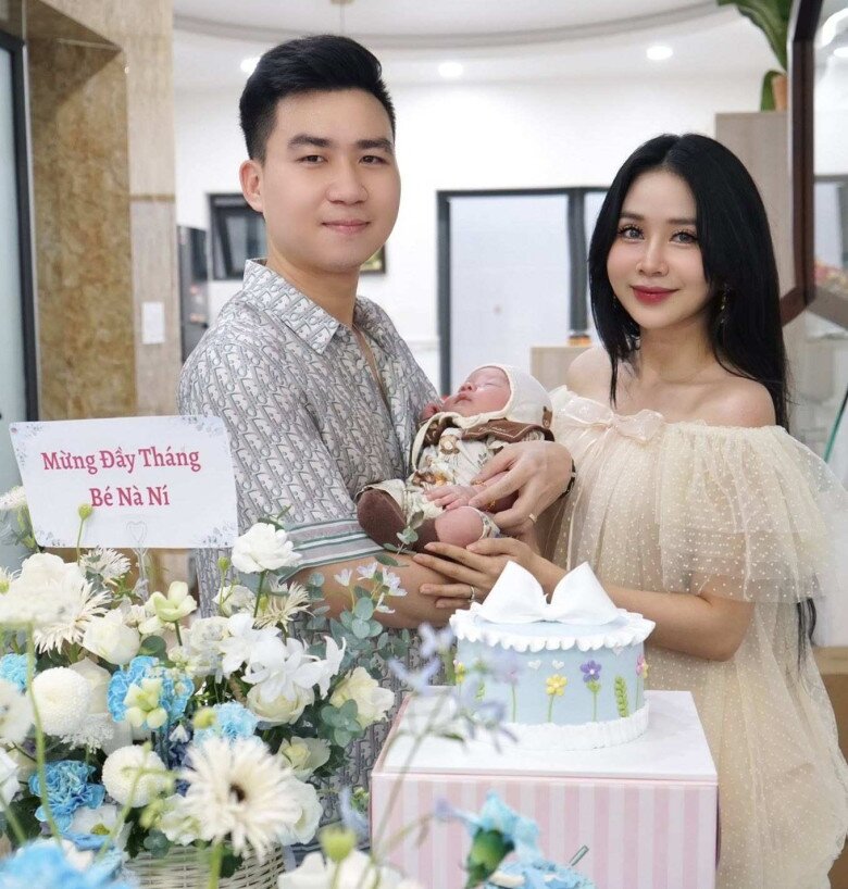 Những thước phim đầu đời của hai vợ chồng bên thiên thần nhỏ tuổi Tỵ.