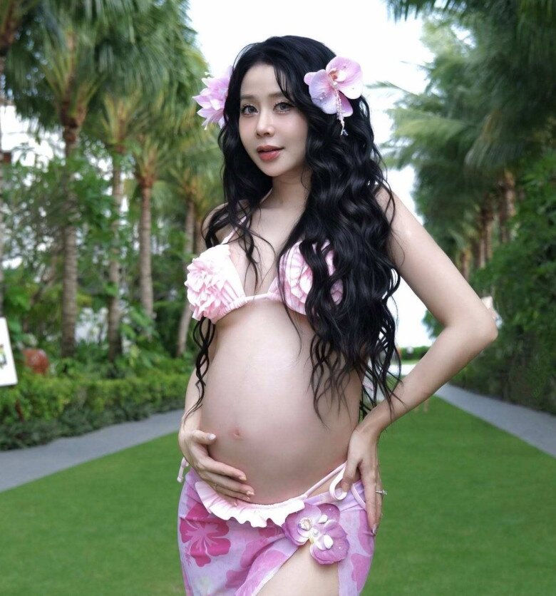 Lục Anh được rước về dinh với đám cưới dát vàng, sau đó đón tin vui mang bầu.