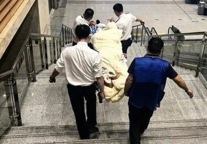 Tàu khởi hành muộn 6 phút cứu mạng sản phụ đang đau đẻ, bé trai chào đời thuận lợi khóc vang màn đêm - 2