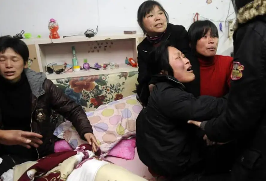 Không được thăm khám kịp thời, cuối cùng, cả mẹ lẫn con đều không qua khỏi.