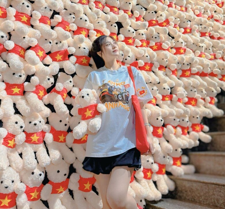 Trước đó, 9X thường diện đồ thoải mái, che chắn vòng 2 và hạn chế trang điểm.