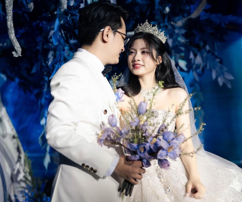 Cặp đôi 9X trong hôn lễ cổ tích, cô dâu đeo vàng đỏ người.