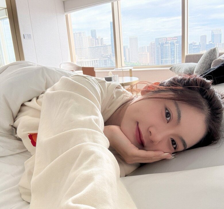 Mang bầu sau đám cưới dát vàng với tình cũ, hot girl quận 3 ôm bụng vượt mặt nhảy nhót với visual 100 điểm - 2