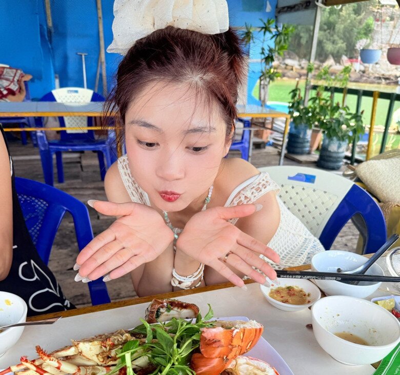 Bà bầu gen Z được chồng chủ tịch đưa đi du lịch, ăn nhiều món ngon.