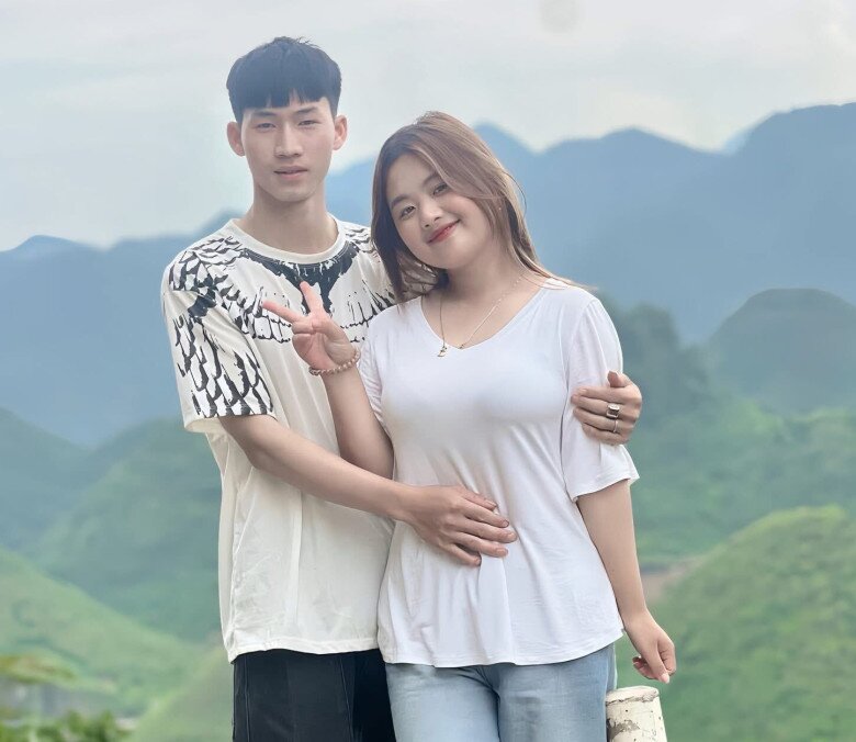 Bà bầu gen Z rạng rỡ bên chồng.