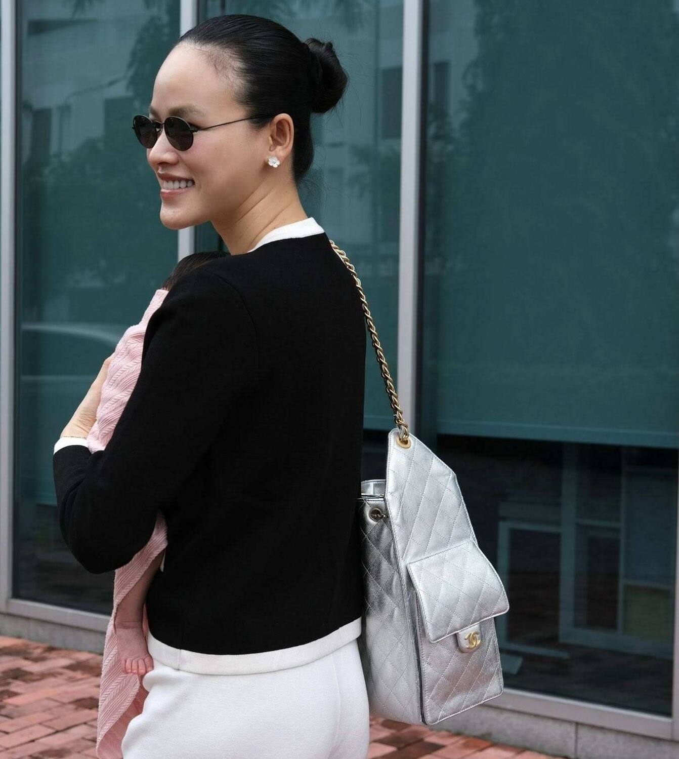 Tuyết Lan tươi tắn bế con đi khám hậu sản, ái nữ mới 1 tháng tuổi đã được sở hữu chiếc thẻ quyền lực - 2