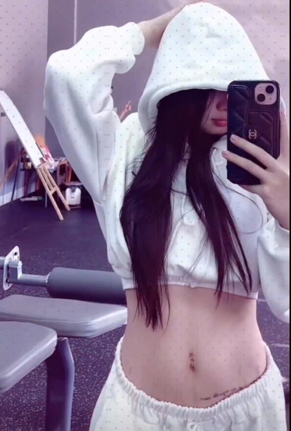 9X tự tin để lộ vết rạn - dấu ấn thiêng liêng của hành trình làm mẹ.