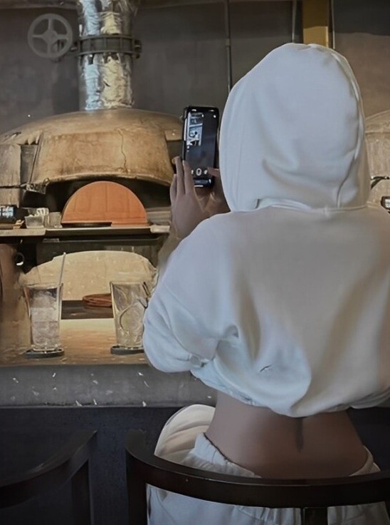 Người đẹp gen Z khoe thắt eo nhỏ, săn chắc sau hành trình bầu bí.