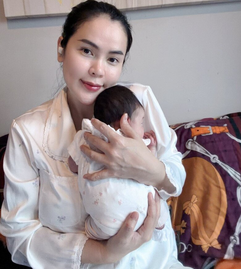 Bà xã NSƯT Vũ Luân dùng bông bịt tai, mặc ấm để cơ thể nhanh phục hồi.