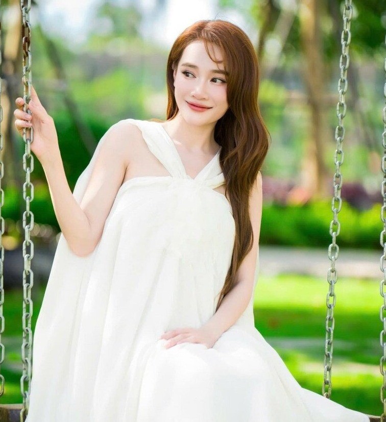 Vợ Trường Giang bế bầu lần 3 vi vu trời Tây, mang giày cao gót “bắn ảnh” trước ngày nằm ổ - 4