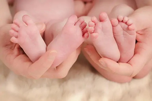 Vừa sinh đôi hai bé trai sau 8 năm hiếm muộn, mẹ trẻ bật khóc vì một câu nói vô tình của y tá - 3