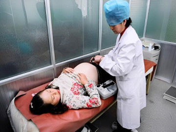 Bắt xe về nhà mẹ đẻ vì thèm cơm bà nấu, sản phụ ăn ngấu nghiến đến mức nhập viện, bác sĩ báo tin không vui