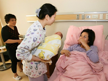 Sinh đôi 1 trai 1 gái được mẹ chồng thưởng nóng 3 tỷ đồng, sản phụ 28 tuổi bức xúc ném tiền vào thùng rác