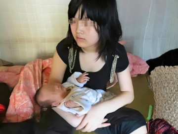 Con gái 13 tuổi bất ngờ sinh con, khi biết được danh tính bố đứa trẻ, bố mẹ quỳ khóc thảm thiết