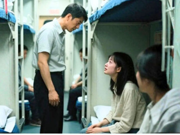 Hành khách bị mắng vì không nhường ghế cho bà bầu, lúc xuống xe, mảnh giấy cô để lại khiến mọi người đỏ mặt