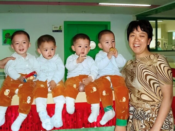 Bà bầu - Mẹ mang thai và sinh bốn bé trai bất chấp cảnh báo của bác sĩ, 19 năm sau cả nhà hưởng phước