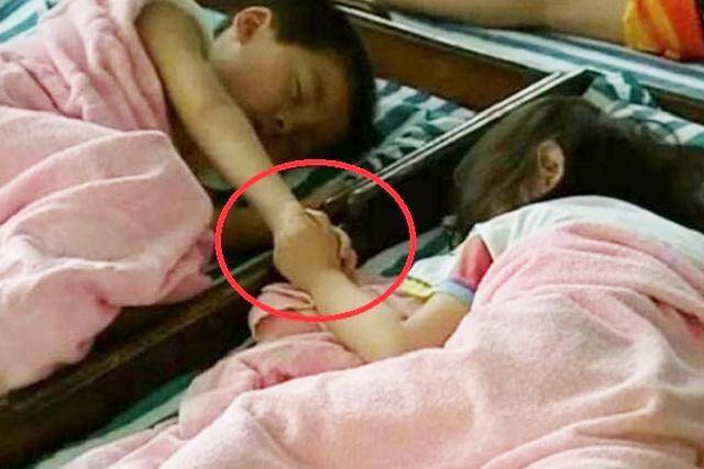 Cô giáo gửi ảnh con ngủ trưa ở trường, mẹ vừa nhìn đã tức giận, kiện lên tận hiệu trưởng - 3