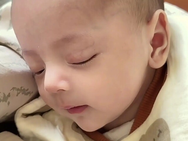 Bé sơ sinh da trắng, mũi cao, trán rộng được ví đẹp như "Phật tử", thân phận mẹ đứa trẻ gây bất ngờ