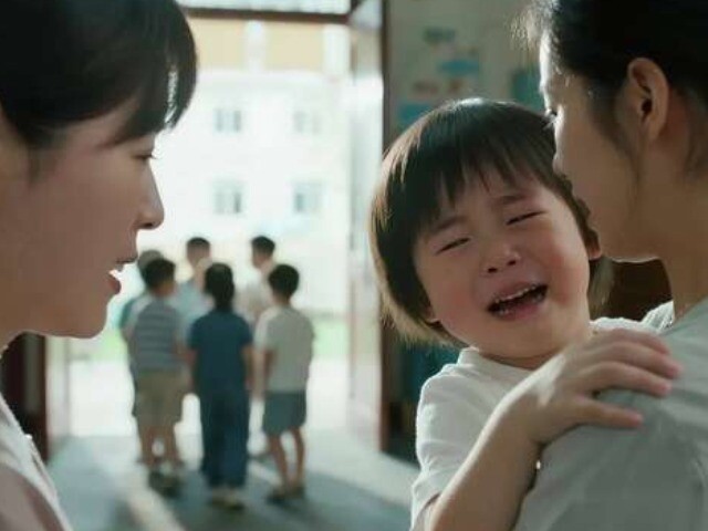 Con gái 4 tuổi đi học 3 trường mẫu giáo đều không nhận, tôi bật khóc khi biết lý do cũng từ mẹ chồng mà ra