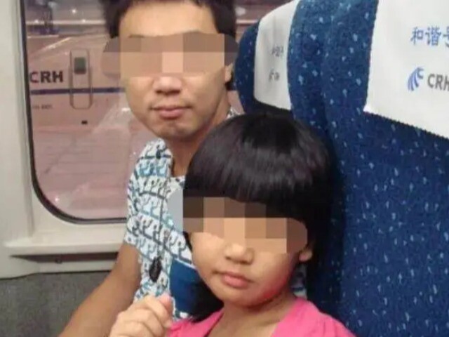 Bố đưa con gái về quê nghỉ Tết, đứa trẻ liên tục khóc, ai cũng hoảng sợ khi nhìn bàn tay người đàn ông