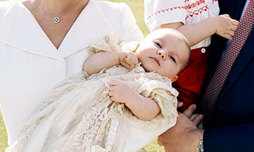 Công chúa Charlotte được khen ngợi là em bé sơ sinh đẹp nhất thế giới với nước da trắng hồng, gương mặt tròn bầu bĩnh, cặp má phúng phính, sống mũi cao, khuôn miệng trái tim chúm chím và đôi mắt ngủ lim dim mơ màng.