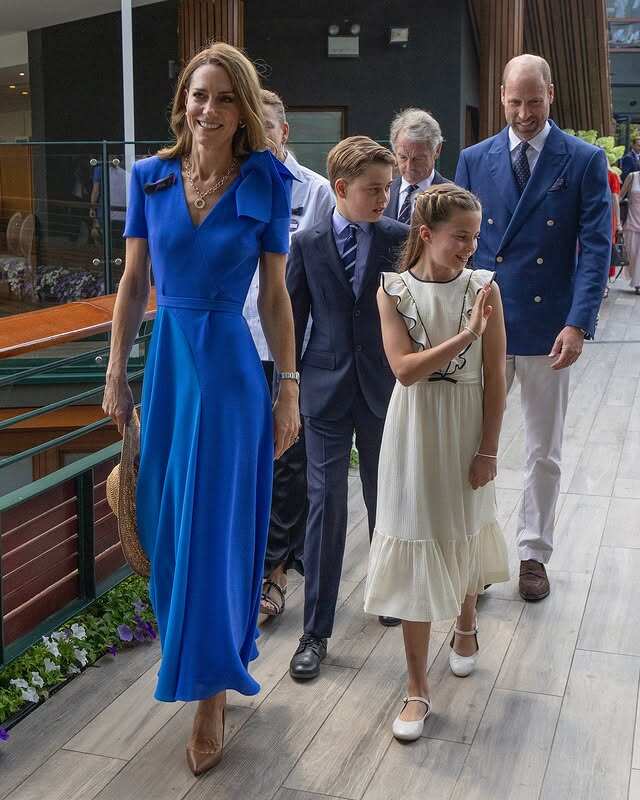 Sinh ra trong hoàng gia nhưng công chúa Charlotte có tủ quần áo giản dị, gồm những món đến từ các thương hiệu địa phương với mức giá bình dân.