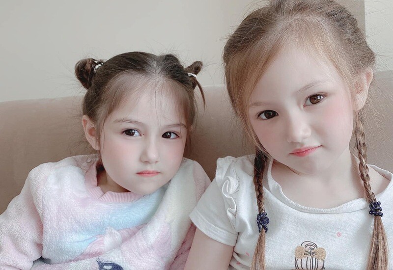 Thừa hưởng nét đẹp lai giữa hai dòng máu Á và Âu, cặp chị em gái người Việt - Bella (sinh năm 2016) và Alice (sinh năm 2018) khiến ai nấy ngẩn ngơ với diện mạo xinh xắn như 2 thiên thần nhỏ.