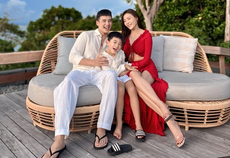 Nhiều bà mẹ sau sinh dễ rơi vào mặc cảm vì cơ thể thay đổi: da sạm, dáng xấu đi, tóc rụng, vết rạn xuất hiện. Nhìn mình trong gương, họ thấy tự ti và lo lắng, thậm chí ngại cả chồng. 