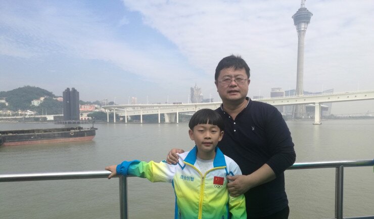 Con sinh non nghi bại não, 4 tuổi bố bắt cởi trần chạy dưới tuyết, đứa trẻ nói 1 câu khiến bố nghẹn ngào - 7