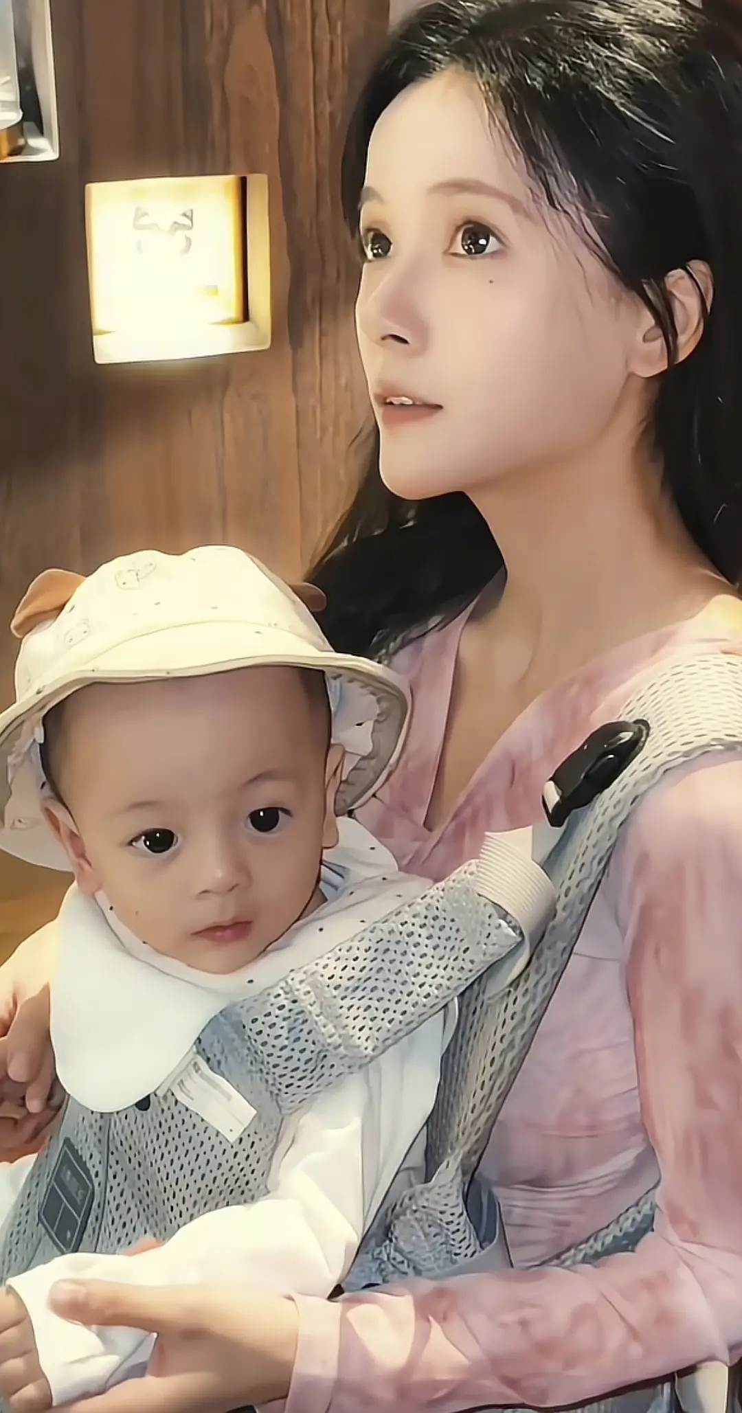Diện mạo người mẹ cũng khiến nhiều người phải tấm tắc.