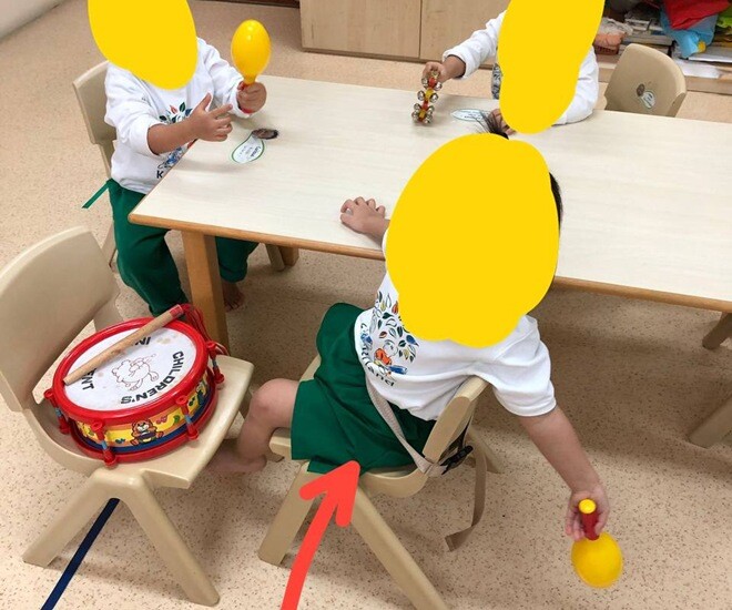 Cô giáo dùng dây buộc học sinh vào ghế ngồi.