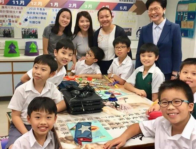 Em học sinh đeo kính phía xa tỏ ra bối rối khác hẳn các bạn cùng lớp.