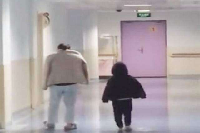 Bé gái 2 tuổi khóc suốt 40 phút khi thấy mẹ đau vì sinh em, hôn lên mặt mẹ rồi nói một câu khiến cả phòng nghẹn ngào - 5