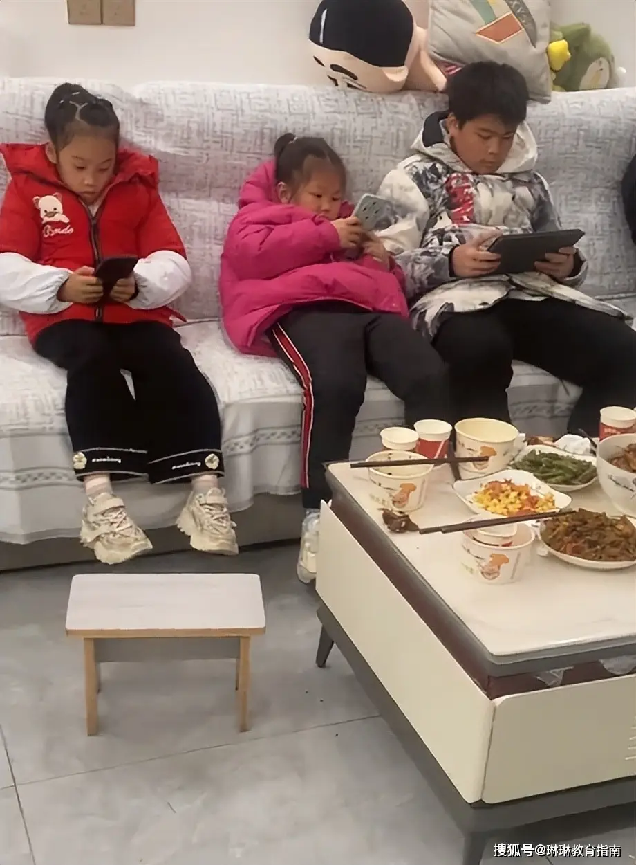 8 đứa trẻ về quê nghỉ lễ, nhìn thứ chúng cầm trên tay, cha mẹ không thể bình tĩnh - 2