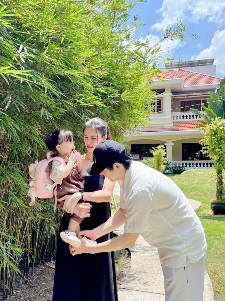 Đông Nhi xót xa khi con gái khóc trong lần đầu đi học.