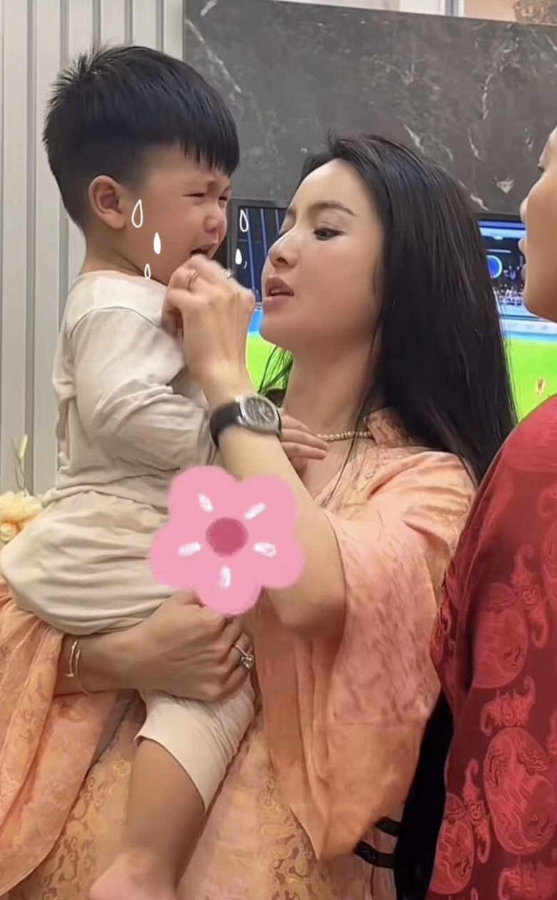 Mẹ bỉm giải thích, vì con làm đau mẹ nên mẹ cũng sẽ cho con cảm giác đó.