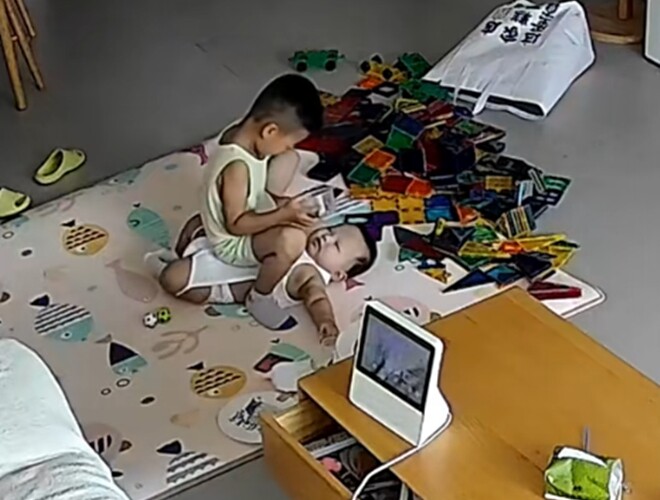Nghe tiếng con khóc thất thanh, mẹ bàng hoàng khi xem lại camera giám sát thấy cảnh con lớn làm với con nhỏ - 1