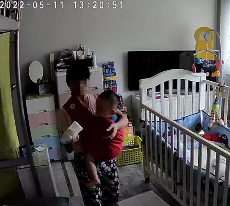 Người giúp việc cho viên thuốc vào sữa rồi đưa đứa trẻ tới điểm mù để uống.