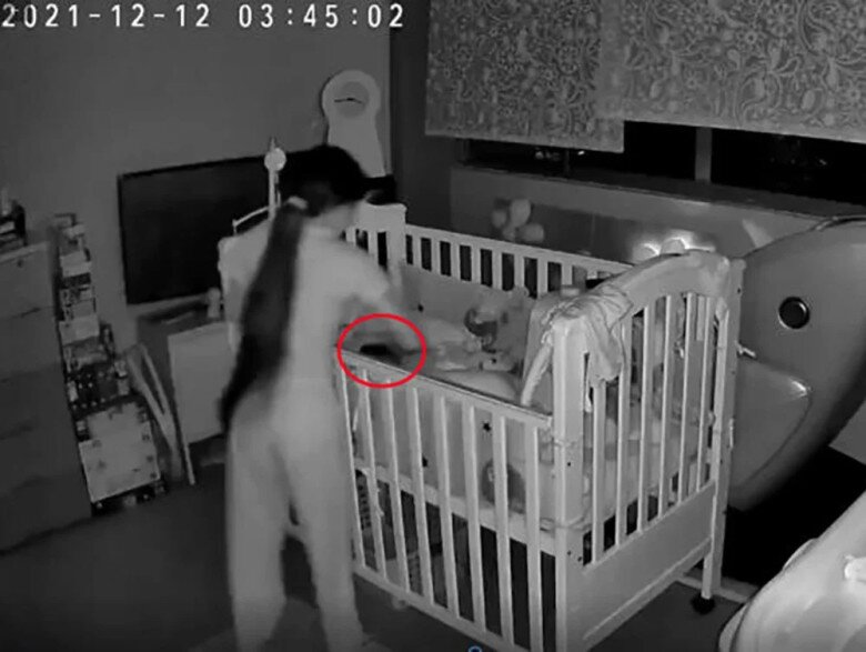 Người bảo mẫu dùng tay đánh mạnh vào đầu đứa trẻ.