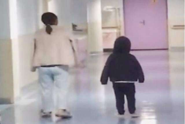 Bé gái 2 tuổi khóc suốt 40 phút khi thấy mẹ đau vì sinh em, hôn lên mặt mẹ rồi nói một câu khiến cả phòng nghẹn ngào - 4