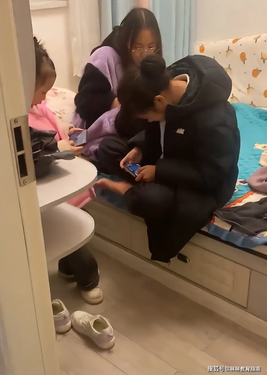 8 đứa trẻ về quê nghỉ lễ, nhìn thứ chúng cầm trên tay, cha mẹ không thể bình tĩnh - 3