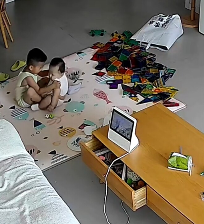 Nghe tiếng con khóc thất thanh, mẹ bàng hoàng khi xem lại camera giám sát thấy cảnh con lớn làm với con nhỏ - 6