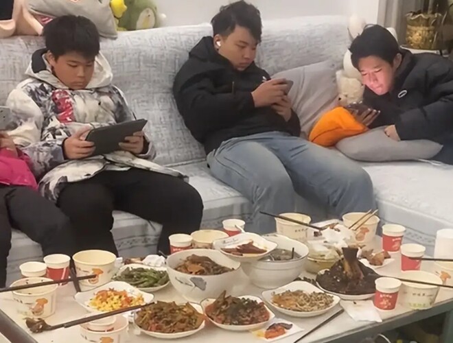 8 đứa trẻ về quê nghỉ lễ, nhìn thứ chúng cầm trên tay, cha mẹ không thể bình tĩnh - 1