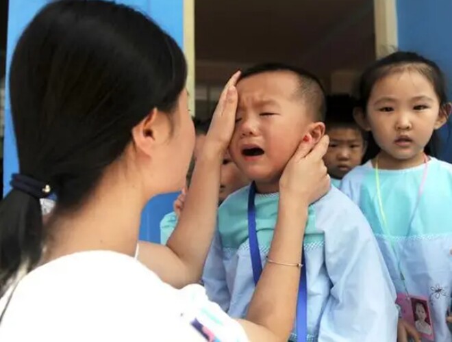 Xem thêm video: Học sinh sung sướng khi cô giáo tặng mỗi bạn một chiếc iPhone 17 dòng cao cấp nhất 2025 và cái kết